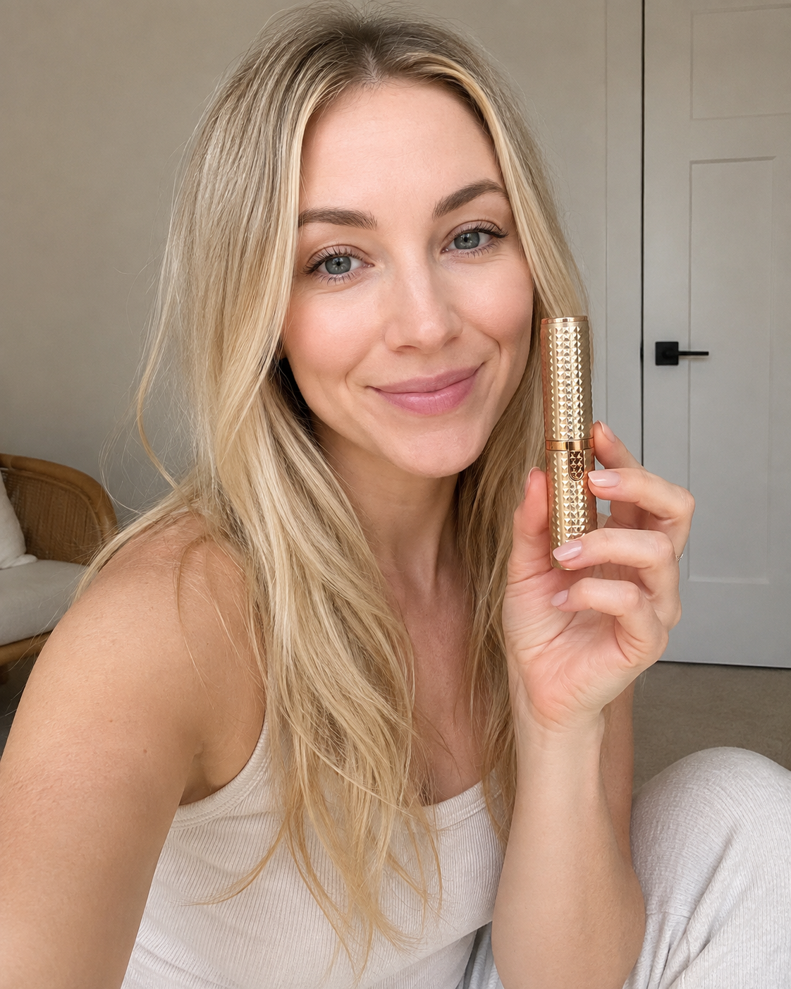 Beauty Britain customer using the 3-in-1 Precision Electric Beauty Trimmer
