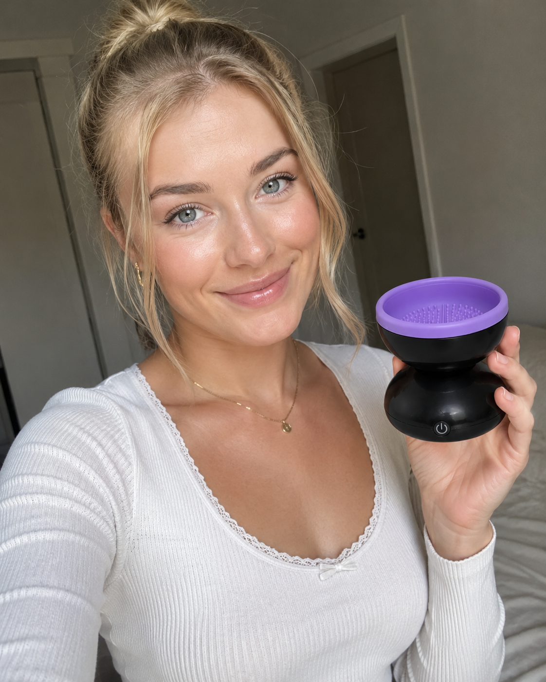 Customer cleaning makeup brushes with the Electric Makeup Brush Cleaner