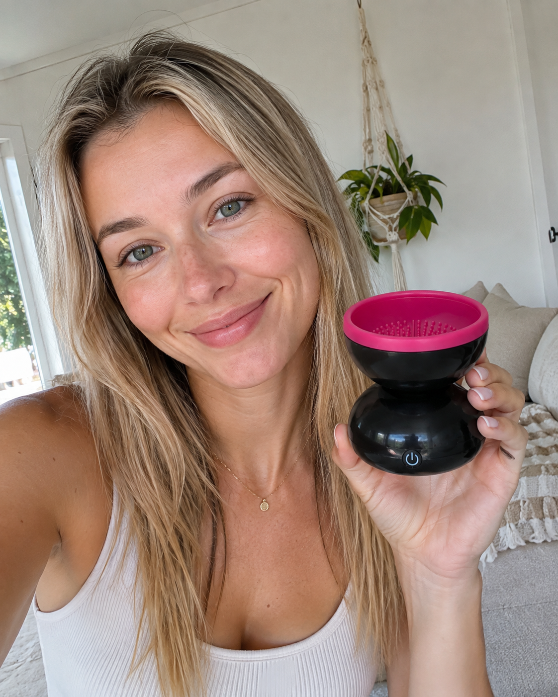 Electric Makeup Brush Cleaner in Black and Rose Red